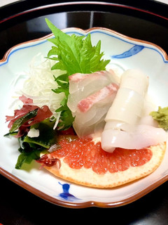 お刺身にグレープフルーツを敷いて☆簡単-レシピのメイン写真