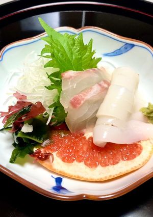 お刺身にグレープフルーツを敷いて☆簡単-レシピのメイン写真