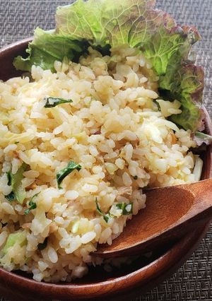 ツナキャベツ、ブロッコリ葉のにんにく炒飯-レシピのメイン写真