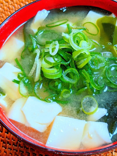 豆富とわかめ・九条ねぎの味噌汁-レシピのメイン写真