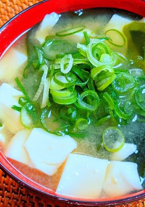 豆富とわかめ・九条ねぎの味噌汁-レシピのメイン写真