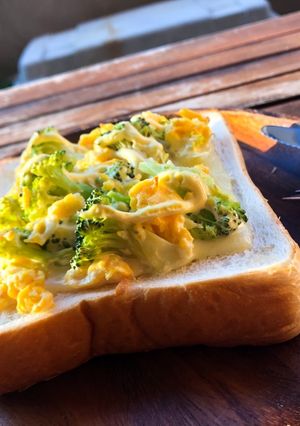 ブロッコリーとふわふわ卵のトースト-レシピのメイン写真