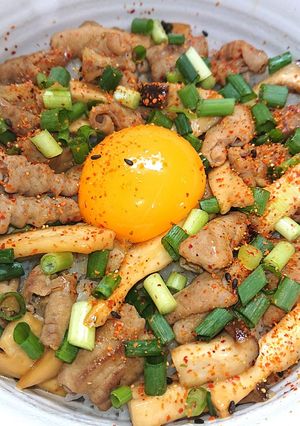 ホルモンと舞茸丼-レシピのメイン写真