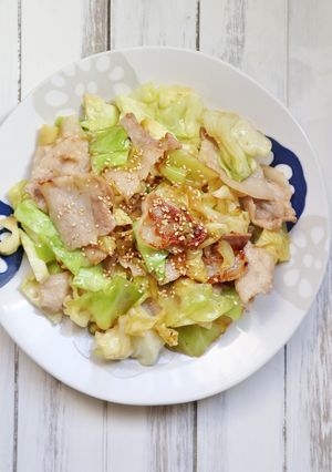 簡単★豚肉と春キャベツの塩にんにく炒め-レシピのメイン写真