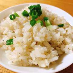 รูปของ 白だし昆布つゆでしらすの炊き込みご飯
