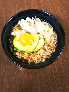 サッポロ一番醤油でアボカドらーめん-レシピのメイン写真