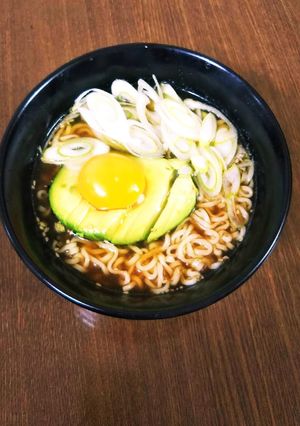 サッポロ一番醤油でアボカドらーめん-レシピのメイン写真