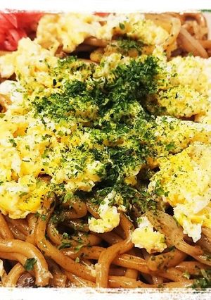 男子ご飯☆炒り卵乗せにんにく風味焼きそば-レシピのメイン写真