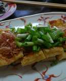 焼いた油揚げの葱、かつぶし載せ