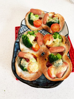 餃子の皮でミニトマトブロッコリーピザ-レシピのメイン写真