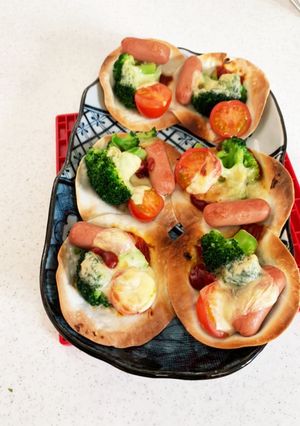 餃子の皮でミニトマトブロッコリーピザ-レシピのメイン写真