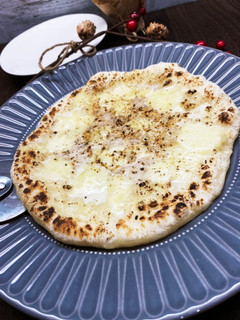 大人のチーズとブラックペッパーのピザ-レシピのメイン写真