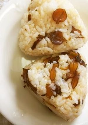 茎わかめの佃煮でおにぎり！-レシピのメイン写真