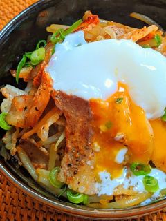 もやしと豚ポン炒めの温泉卵のっけ丼-レシピのメイン写真