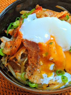 もやしと豚ポン炒めの温泉卵のっけ丼-レシピのメイン写真