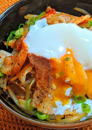 もやしと豚ポン炒めの温泉卵のっけ丼-レシピのメイン写真