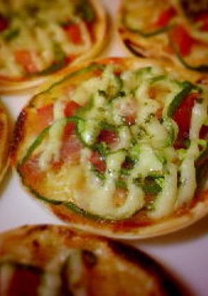 チーズを中に!!餃子の皮でイケるミニピザ-レシピのメイン写真