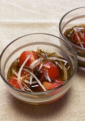 味付けもずくで♪玉ねぎ・トマトの酢の物-レシピのメイン写真