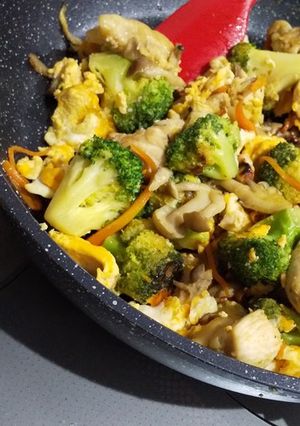 鶏肉とブロッコリーと卵の彩り炒め-レシピのメイン写真