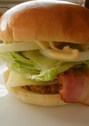市販の98円ハンバーガーをカスタマイズ♪-レシピのメイン写真