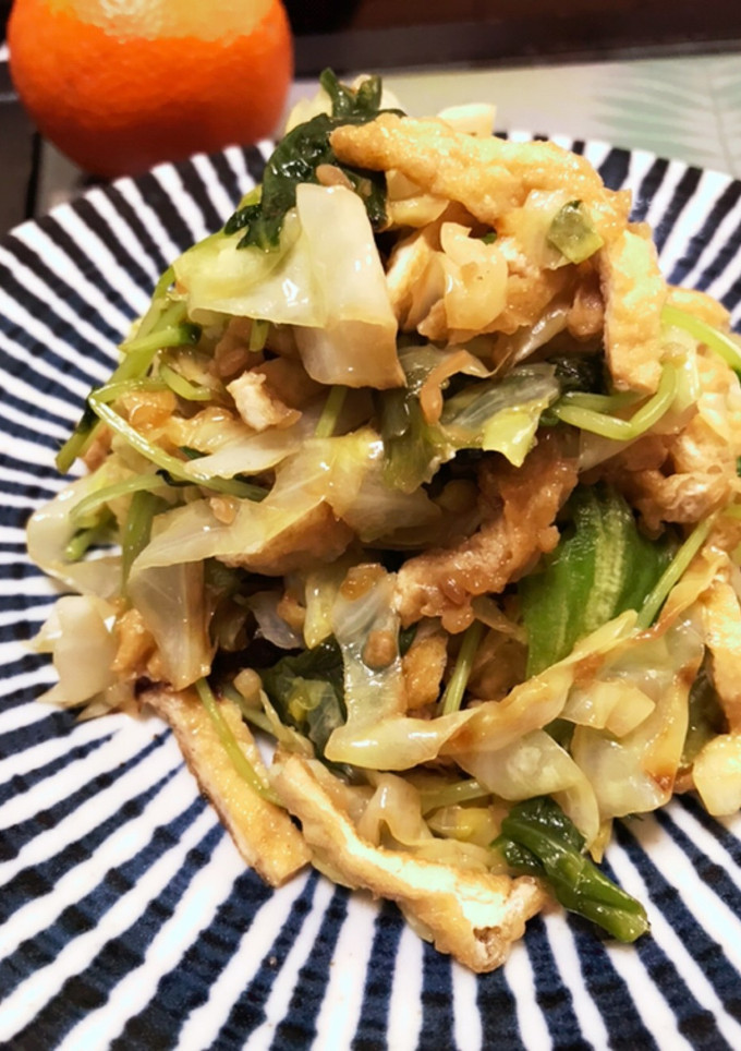 油揚げとキャベツ、豆苗炒め-レシピのメイン写真