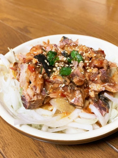 鯖味噌缶玉ねぎピリ辛サラダ-レシピのメイン写真