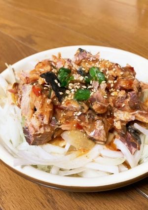 鯖味噌缶玉ねぎピリ辛サラダ-レシピのメイン写真