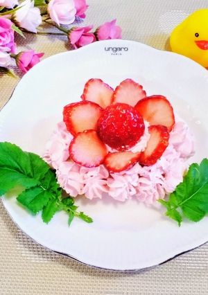 お花に見える苺の飾り切り♪-レシピのメイン写真
