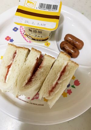 簡単朝ごはん♪いちごチーズサンドイッチ-レシピのメイン写真