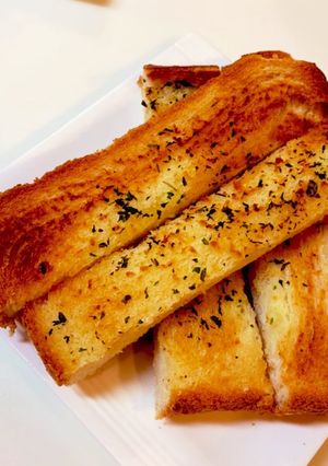 *食パンで簡単!ガーリックトースト*-レシピのメイン写真