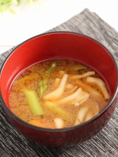 簡単!アスパラぶなぴーのお味噌汁-レシピのメイン写真