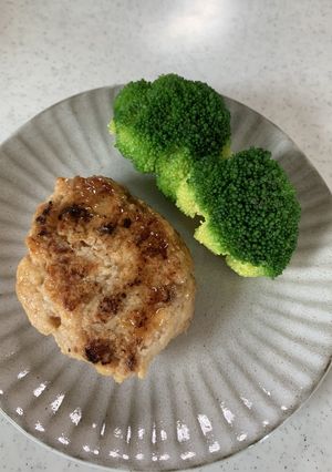 鶏ひき肉と梅干しのハンバーグ-レシピのメイン写真
