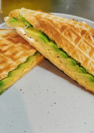 クリチオムレツとアボカドのホットサンド-レシピのメイン写真