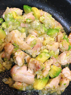 ご飯がすすむ鶏肉とアボガドのガーリック丼-レシピのメイン写真