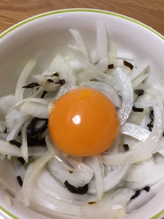 お手軽に一品♩新玉葱のとろーり塩昆布和え-レシピのメイン写真