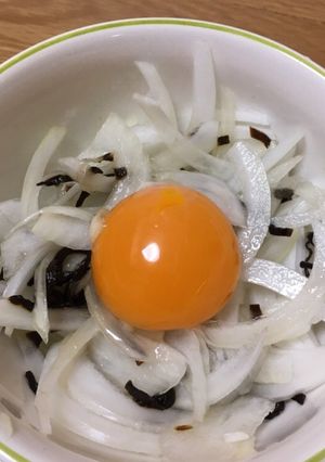 お手軽に一品♩新玉葱のとろーり塩昆布和え-レシピのメイン写真