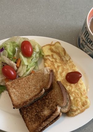 フワフワチーズオムレツと焼きたてパン-レシピのメイン写真