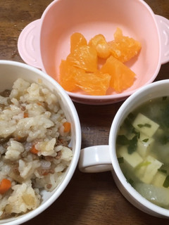 11ヶ月☆牛ごぼう飯 味噌汁 果物-レシピのメイン写真