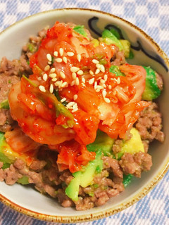 *キムチのせ!アボカド肉味噌そぼろ丼*-レシピのメイン写真