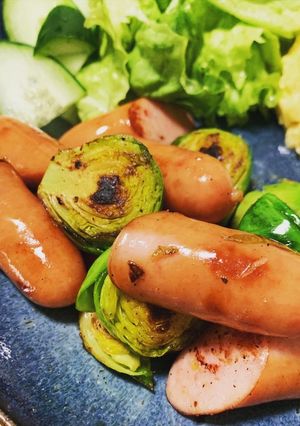 超簡単。芽キャベツとソーセージの炒め物-レシピのメイン写真
