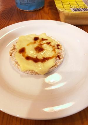 手抜き過ぎるチーズ醤油せんべい-レシピのメイン写真