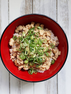 鶏むね肉使用!しいたけ入りそぼろ丼-レシピのメイン写真