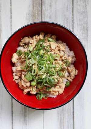 鶏むね肉使用！しいたけ入りそぼろ丼-レシピのメイン写真