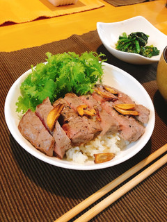 簡単豪華☆ガーリックステーキ丼-レシピのメイン写真