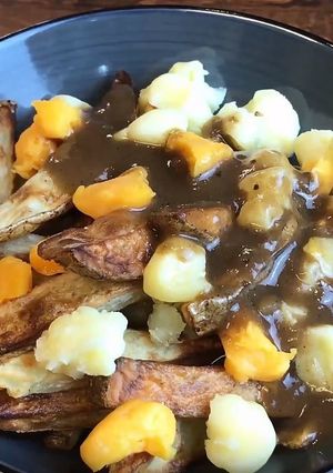 カナダの伝統チーズポテト料理プーティン-レシピのメイン写真