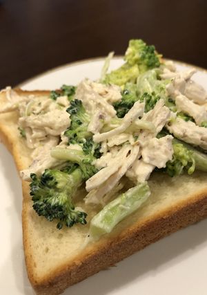 ゆで鶏とブロッコリーのオープンサンド♬︎-レシピのメイン写真