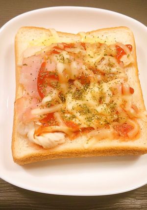 チキンデリで贅沢ピザパン-レシピのメイン写真