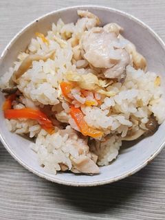 鶏ももとキノコのシンプル炊き込みご飯-レシピのメイン写真