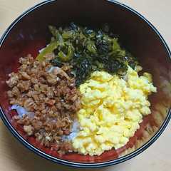 รูปของ 業務スーパーの鶏そぼろで鶏そぼろ丼