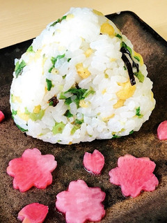 フキノトウの天ぷら風おにぎり-レシピのメイン写真